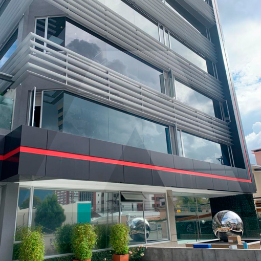 fachada-alucobond-stacbond-negra-quito-4